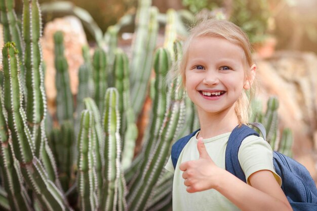 写真 子どものためのカクタス庭園 夏の旅行でカクタスとボタニカルガーデンで幸せな小さな女の子