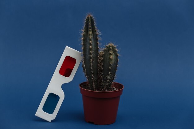 Cactus in een pot met 3D-bril op klassieke blauwe achtergrond