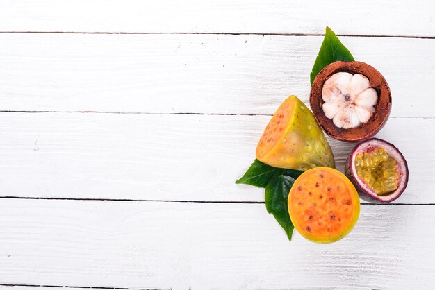 Cactusfruit maracuya en mangosteen vers tropisch fruit op een houten achtergrond Bovenaanzicht Kopieer de ruimte