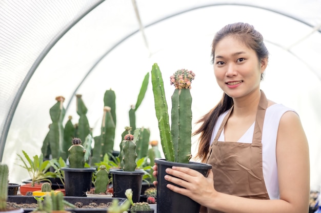 Cactustuinieren is een populair tijdverdrijf onder Aziatische vrouwen.