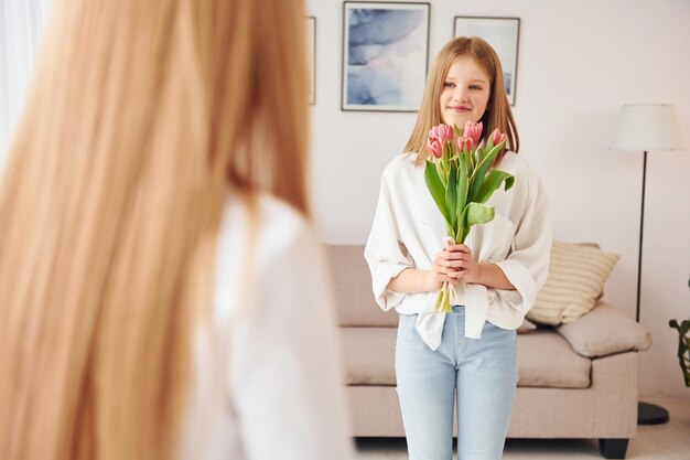 Cadeau aan de ouder Jonge moeder met haar dochter is overdag thuis