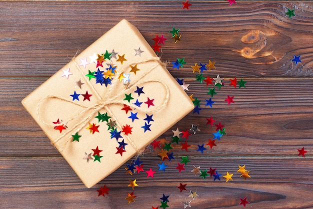 Cadeau doos met stervormige decoratie op witte houten tafel achtergrond