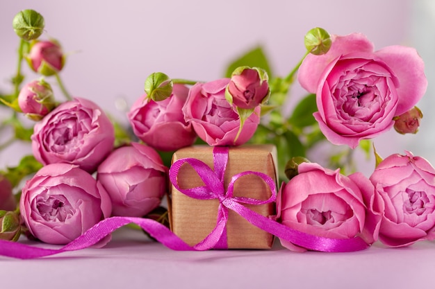 Cadeau geschenkdoos met mooie roze bloemen rozen boeket. Concept Moederdag