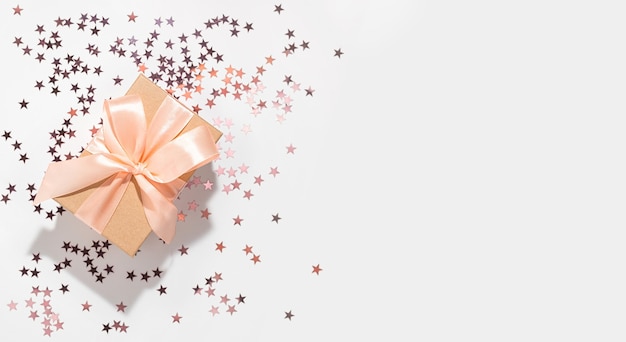 Cadeau met paarse stervorm glitter op witte achtergrond met mockup. Platliggende stijl voor vakantie, verjaardag, bruiloft, nieuwjaar, kerstmis, feest, feestconcept