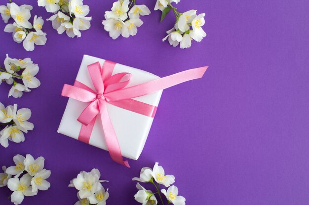 Cadeau met strik en jasmijnbloemen