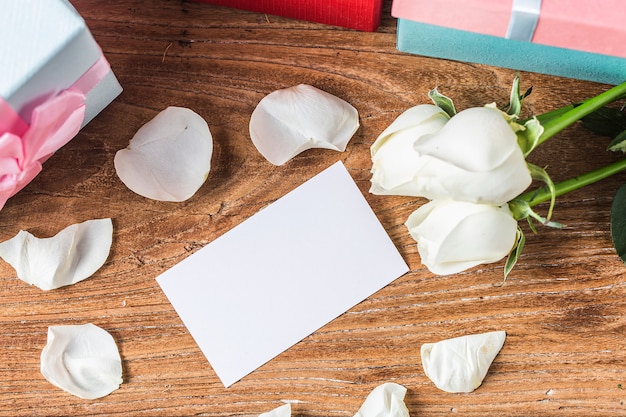 Cadeau rozen en blanco papier voor Valentijnsdag vakantie