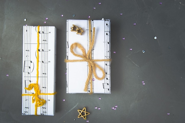 Cadeaus verpakt in papier met de afbeelding van muziek Kerstvakantie vrouwendag voor de muzikantOverhand