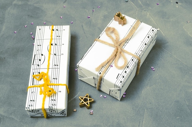 Cadeaus verpakt in papier met de afbeelding van muziek Kerstvakantie vrouwendag voor de muzikantOverhand