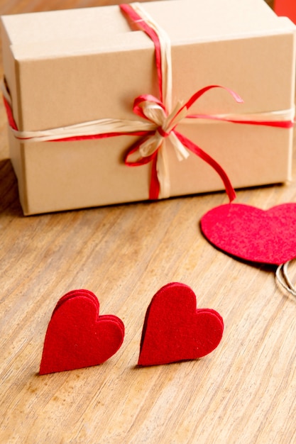 Cadeaus voor Valentijnsdag. Decoratieve dozen en vilten harten