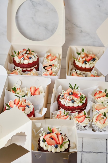 Cadeauset van desserts red velvet bento cake en red velvet cupcakes met aardbeien