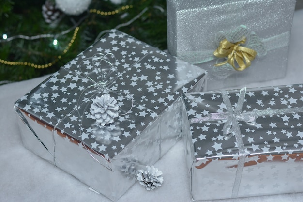 Cadeautjes in zilveren verpakking met sterren en strikken