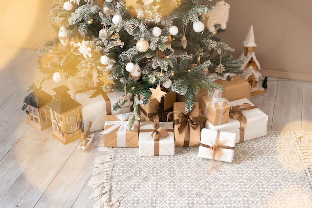 Cadeautjes ingepakt onder de kerstboom in een fleurig interieur met guirlandes in bokeh