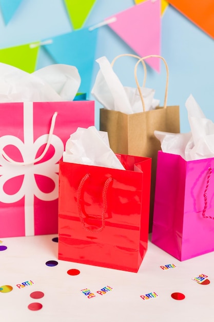 Foto cadeauzakjes bij de kids verjaardagsfeestje op tafel.