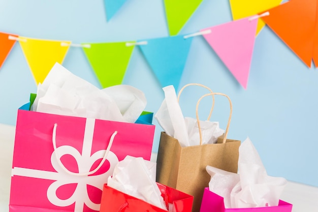 Foto cadeauzakjes bij de kids verjaardagsfeestje op tafel.