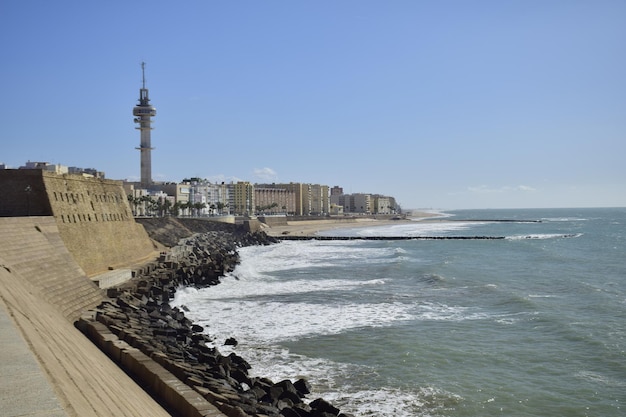 Cadiz Spain 2019년 11월 6일 화창한 날에 아름다운 제방이 있는 바다에서 볼 수 있습니다.