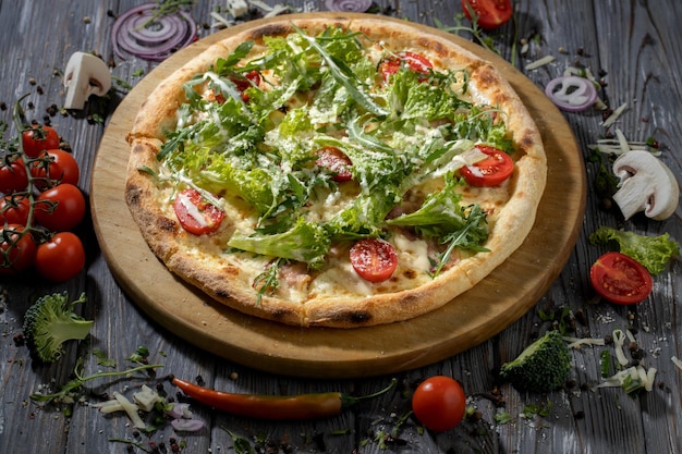 Photo caesar pizza with saladcherry tomatoes and chicken meat