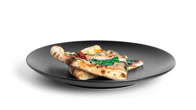 Пицца Цезарь с лососем, моцареллой и базиликом изолированы.