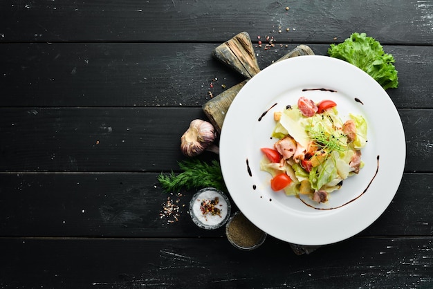 Салат Цезарь с лососем и свежими овощами Вид сверху Свободное место для текста