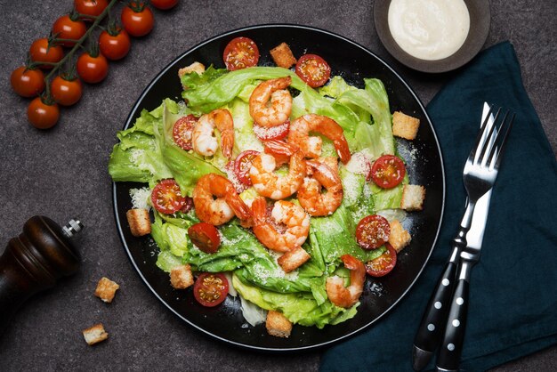 Foto insalata caesar con gamberi, crostini e parmigiano, vista dall'alto