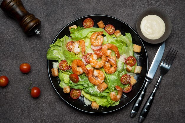 Insalata caesar con gamberi, crostini e parmigiano, vista dall'alto