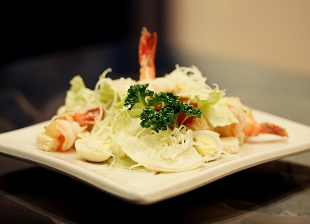 Photo caesar salad with shrimp