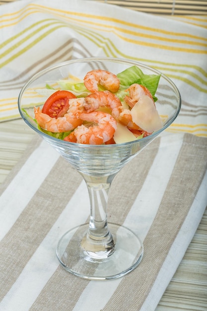 Photo caesar salad with shrimps and iceberg leaves