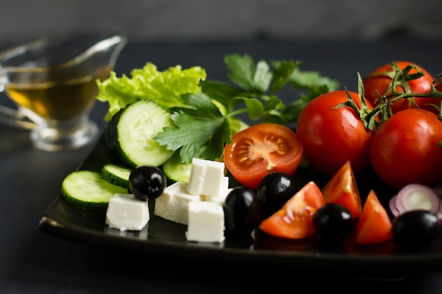 Caesar salade ingrediënten. Verse groenten, kaas en olijfolie.