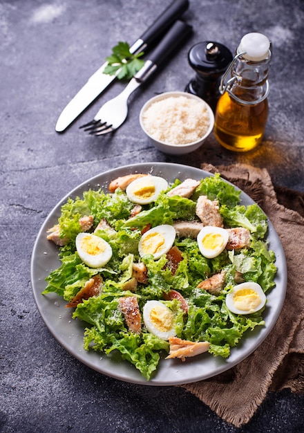 Caesar salade met eieren, kip en Parmezaanse kaas