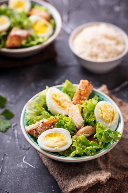 Caesar salade met eieren, kip en Parmezaanse kaas