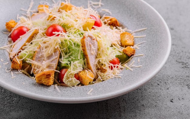 Caesar salade met gegrilde kip