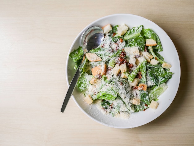 Caesar salade op houten tafel