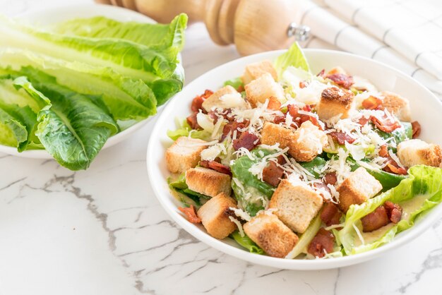 caesar salade op tafel