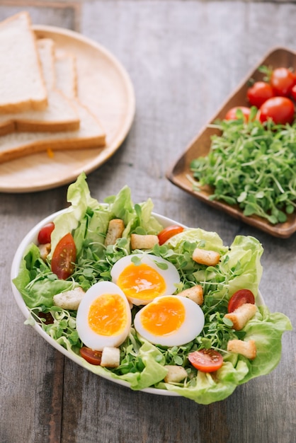 Caesarsalade die op witte achtergrond wordt geïsoleerd