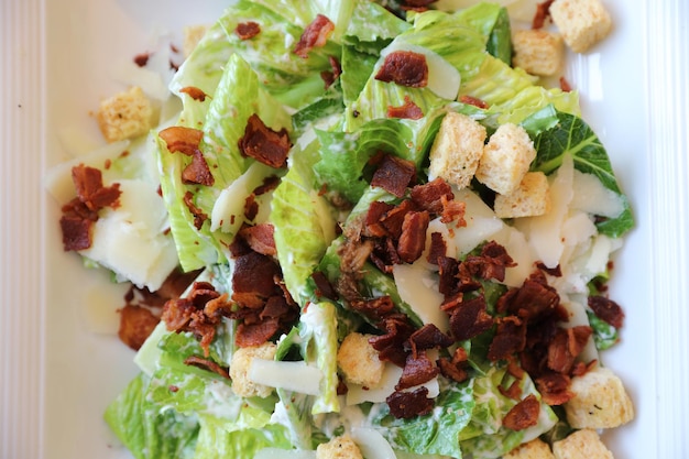 Caesarsalade, groente met brood, spek en kaas