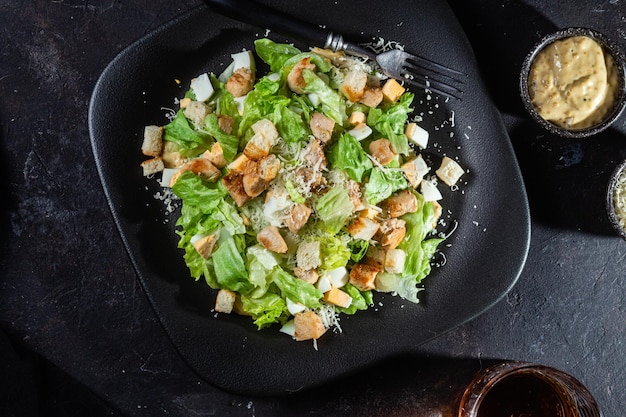 Caesarsalade in plaatclose-up