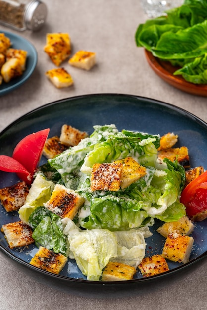 Caesarsalade is een groene salade van romaine sla en croutons met mosterd, Parmezaanse kaas