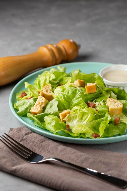 Caesarsalade met croutons en spek.