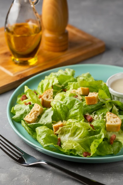 Caesarsalade met croutons en spek.