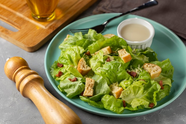 Caesarsalade met croutons en spek.