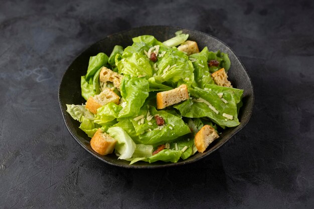 Caesarsalade met croutons en spek.