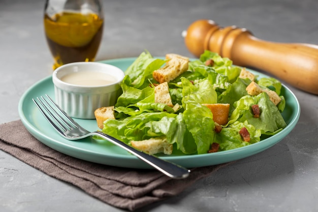 Caesarsalade met croutons en spek.