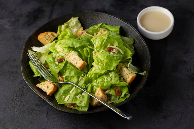 Caesarsalade met croutons en spek.