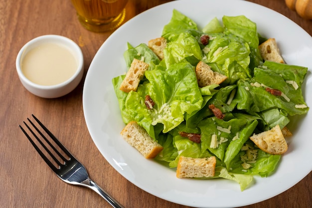 Caesarsalade met croutons en spek.