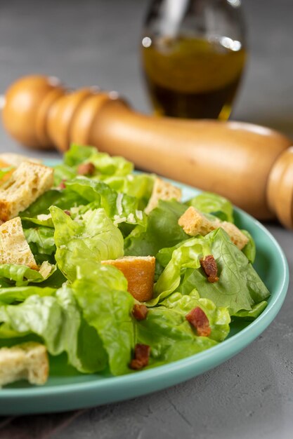 Caesarsalade met croutons en spek.