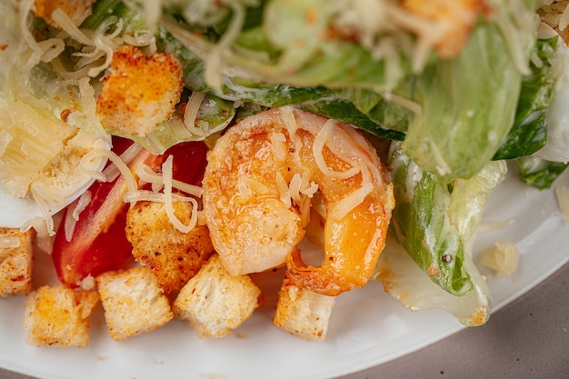 Caesarsalade met garnalen en croutons