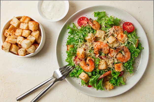 Caesarsalade met garnalen op een witte achtergrond zelfgemaakte geen mensen