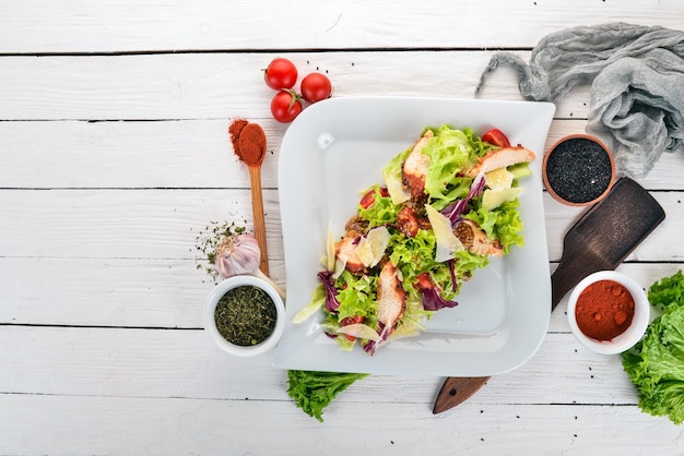 Caesarsalade met kip Bovenaanzicht Op een houten achtergrond Kopieer de ruimte