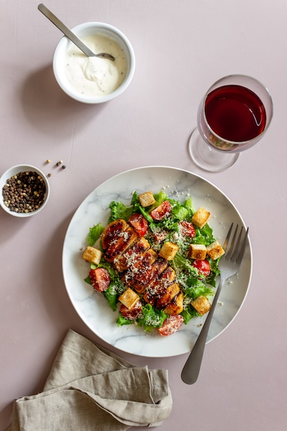 Caesarsalade met kip. Gezond eten. Eetpatroon. Recepten van nationale gerechten.