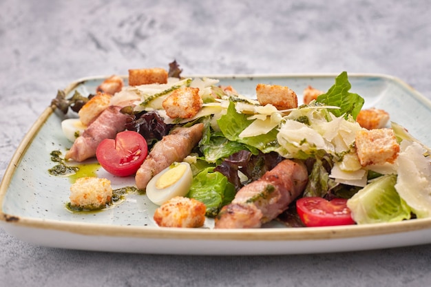 Caesarsalade Met Kruiden Kip Spek Eieren En Tomaten Op Een Vierkant Licht Bord