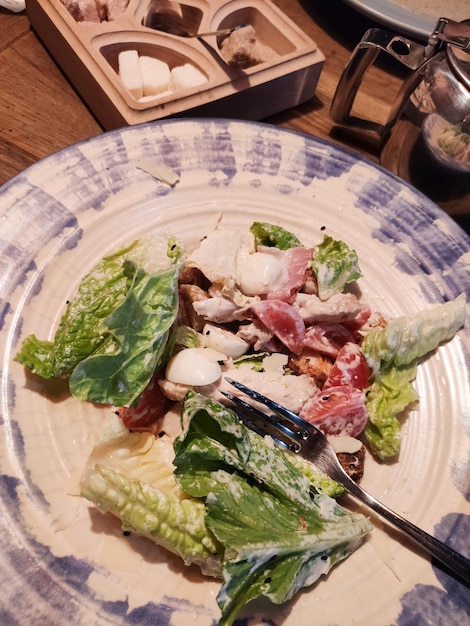 Caesarsalade op een bord in een restaurant met een ei